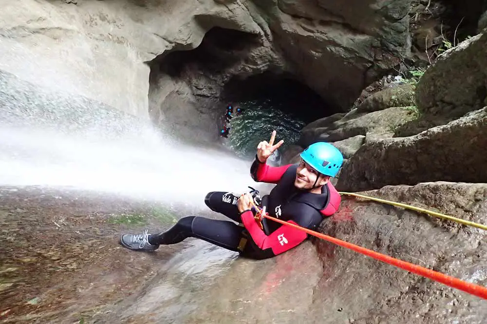 homme qui salue a la cascade d'Angon