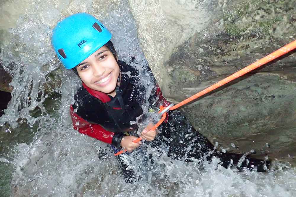 femme dans un syphon au canyon d'Angon