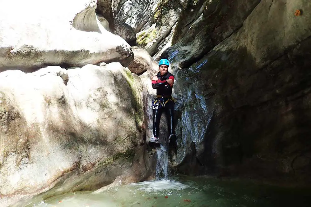 toboggande face en canyoning à annecy