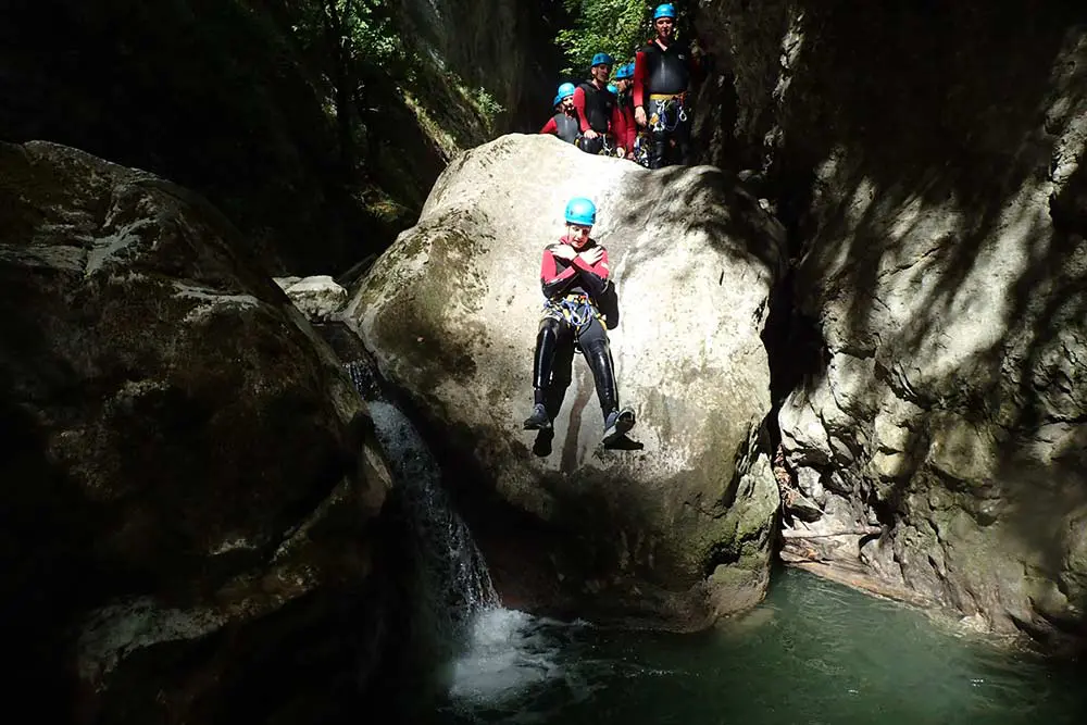 toboggan sur un rocher au canyoning montmin