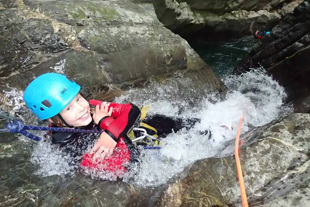 enfant en rappel toboggan canyon de montmin