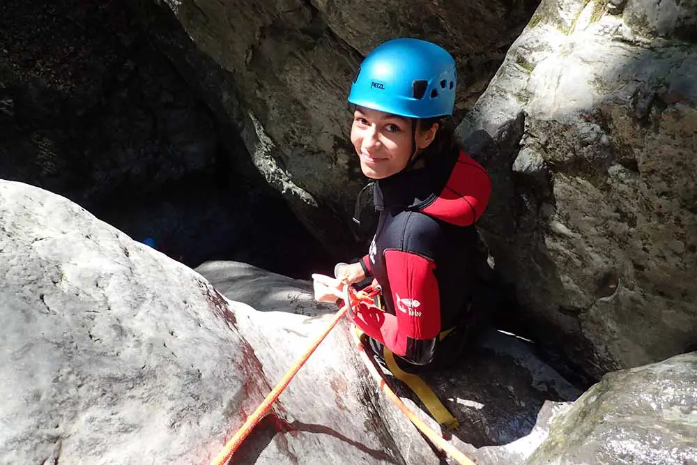 femme en rappel au canyon de montmin