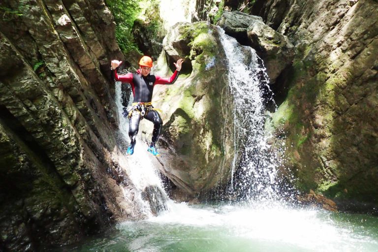 saut dans une cascade au canyon de montmin