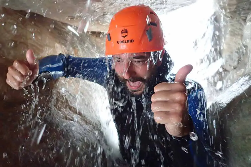 homme dans un syphon au canyon de montmin