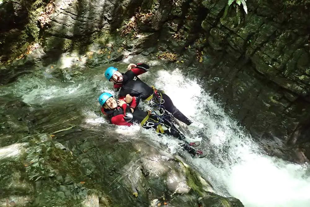 un couple en toboggan au canyon de montmin