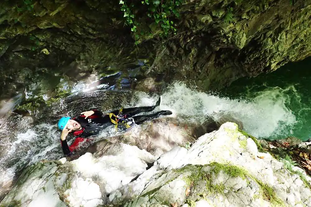 homme dans toboggan au canyon montmin