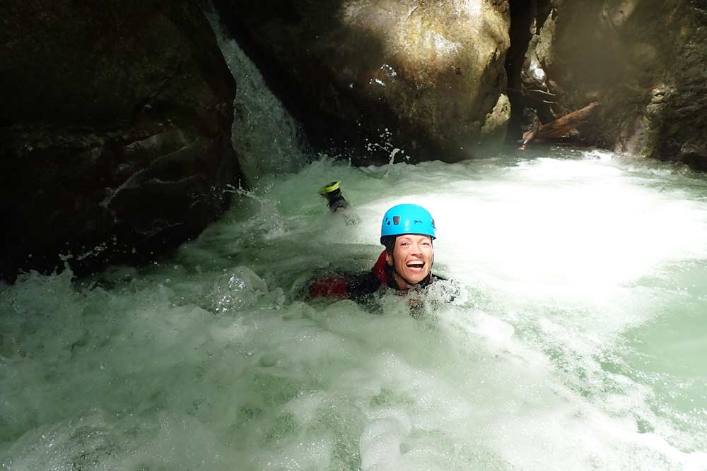 sourrire d'une femme au canyoning de montmin