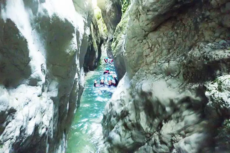 nageurs dans le canyon du pont du diable