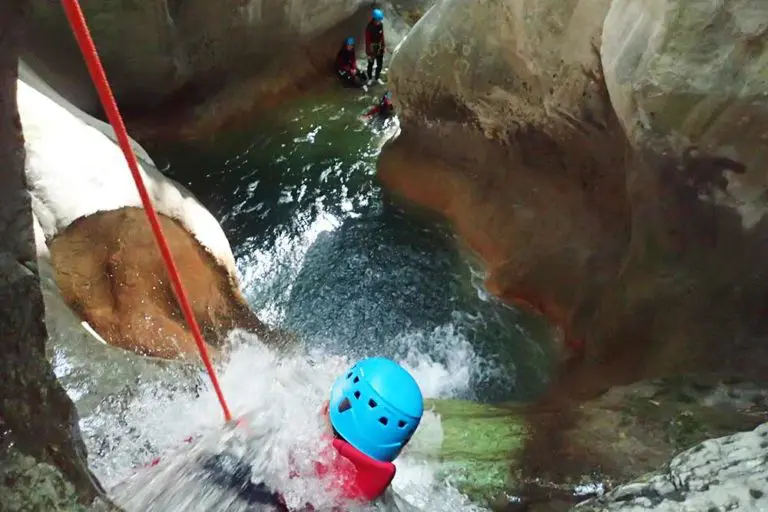 homme dans une cascade canyon pont du diable