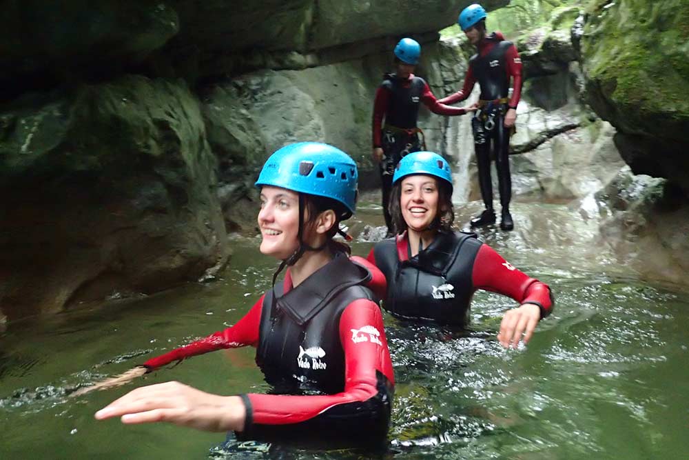 femmes qui marchent au canyon de terneze