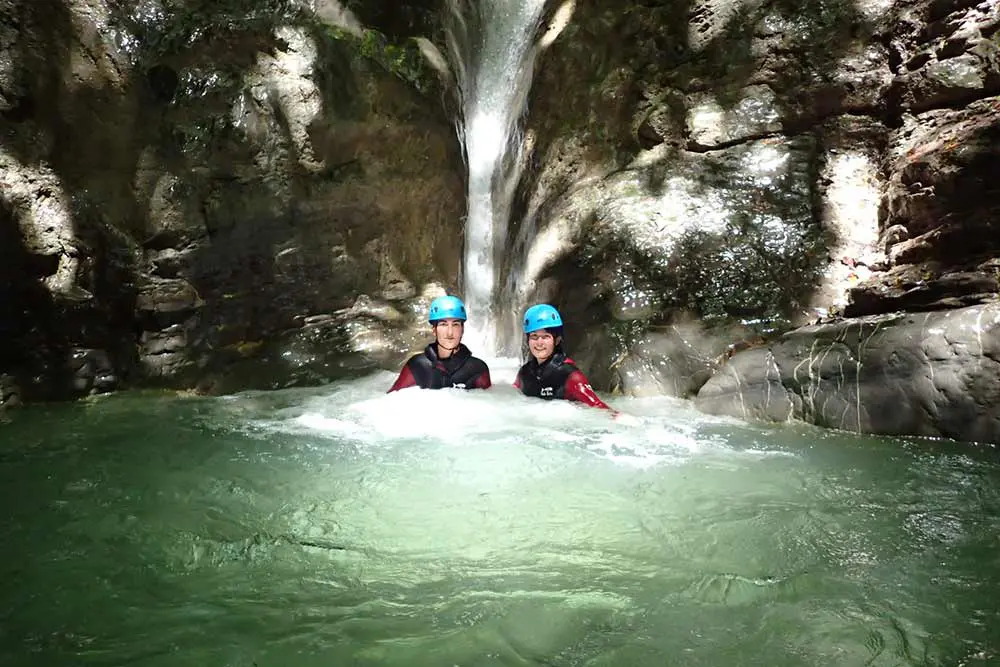 deux femmes dans une cascade au canyon d'angon