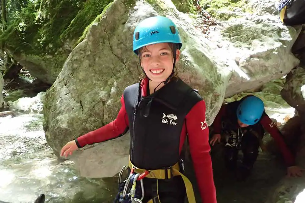 enfant qui marche au canyoning angon