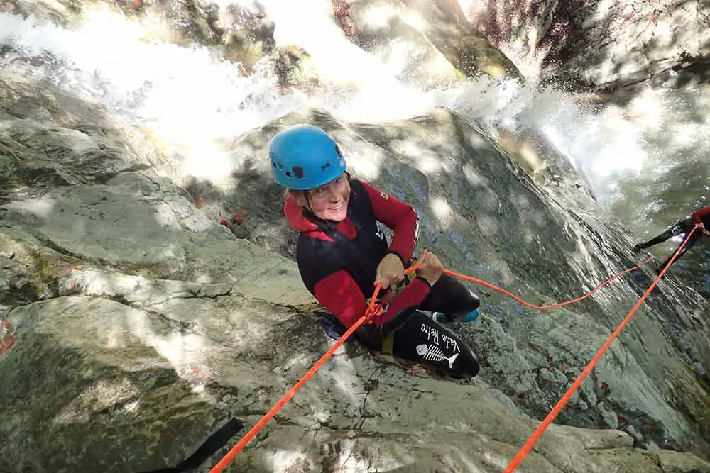 femme qui descend une cascade au canyoning angon