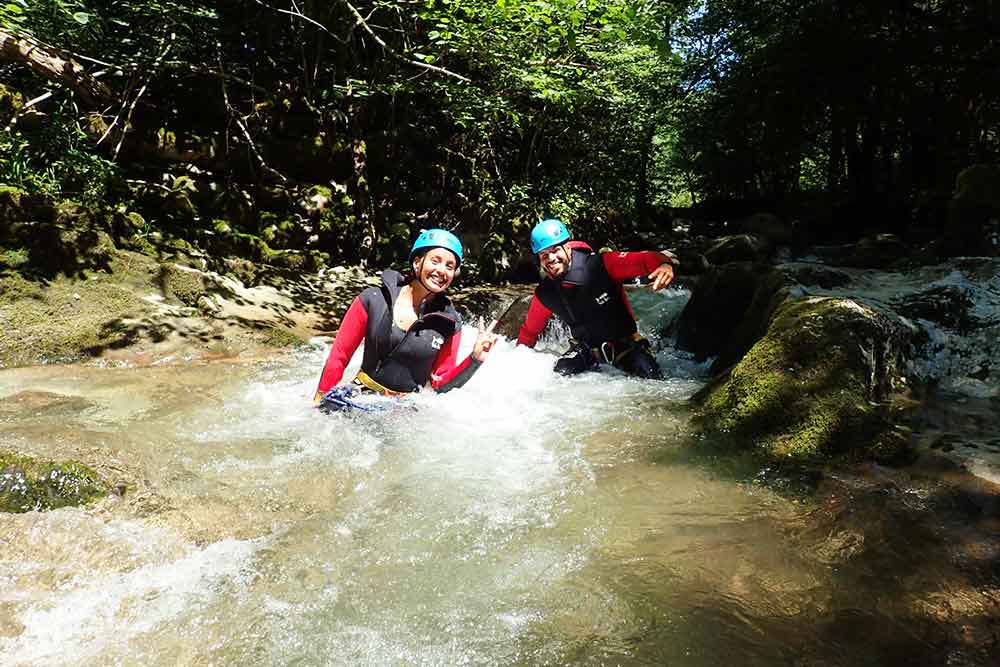 couple qui marche au canyon du pont du diable