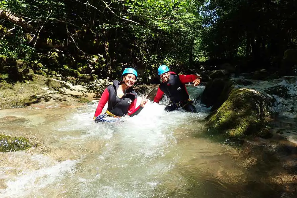 couple qui marche au canyon du pont du diable