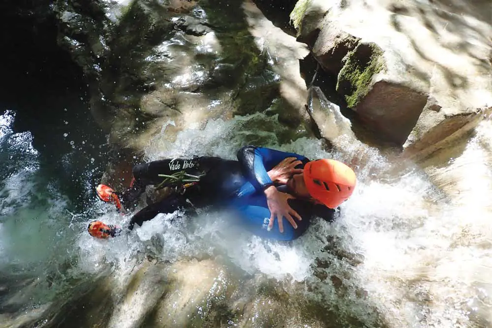 homme sur un toboggan au canyon d'angon