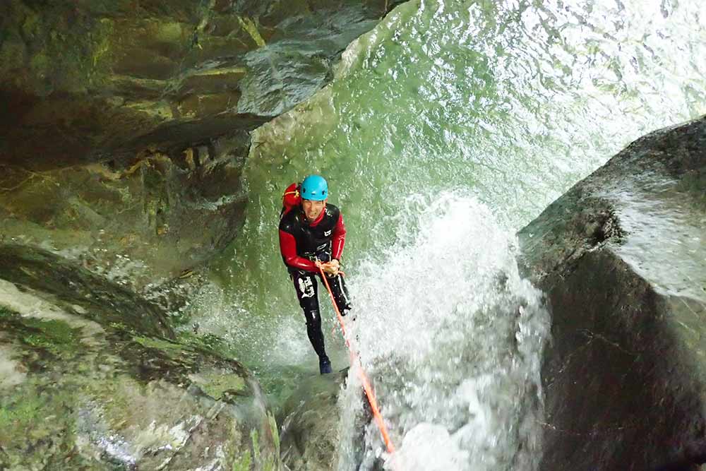 homme en rappel à la cascade d'angon