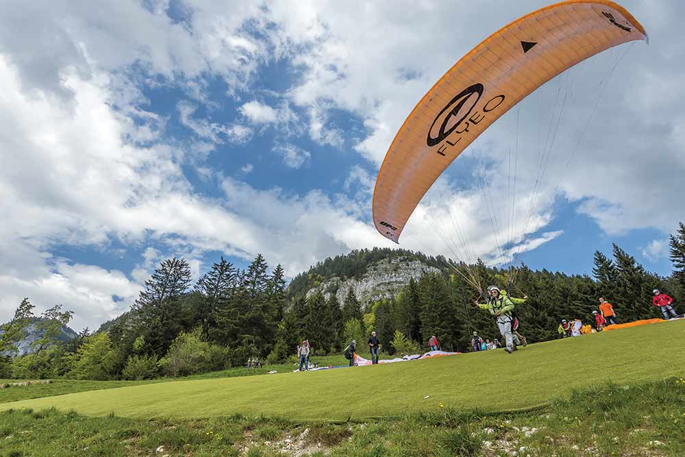 un parapente biplace décolle à Annecy