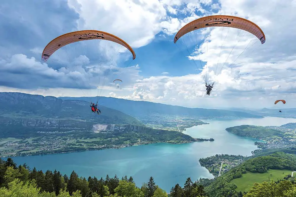 deux parapente biplace vols au dessus du lac d'Annecy
