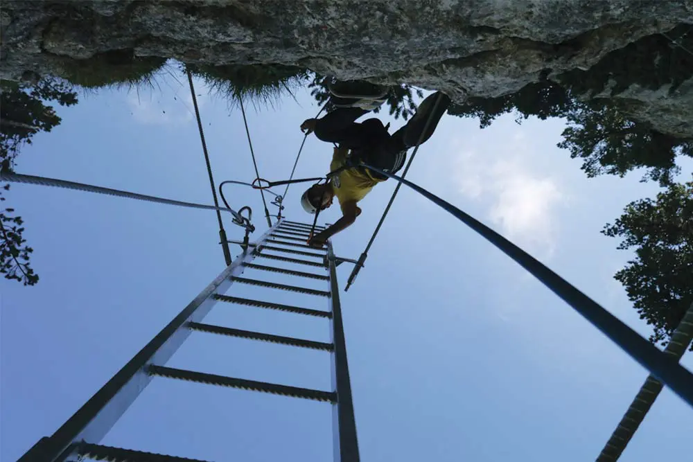 vue de dessous de l'échelle via ferrata annecy