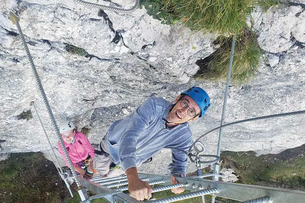 père et sa fille sur la via ferrata de la sambuy