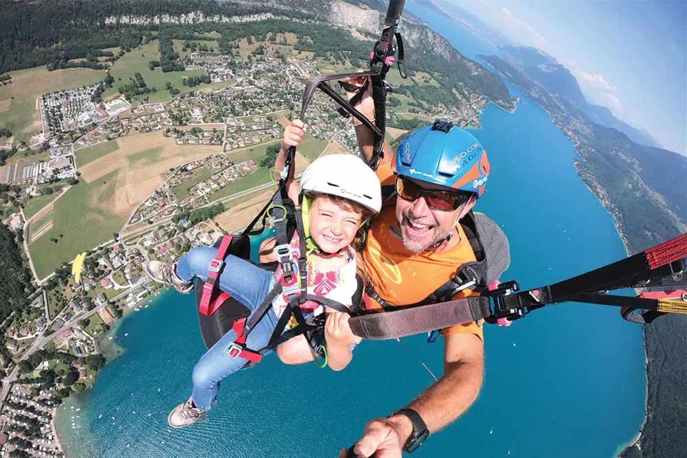 Portrait vol parapente annecy avec enfant