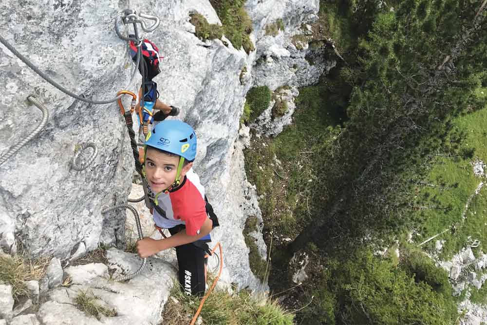 graçon qui grimpe à la via ferrata de la sambuy