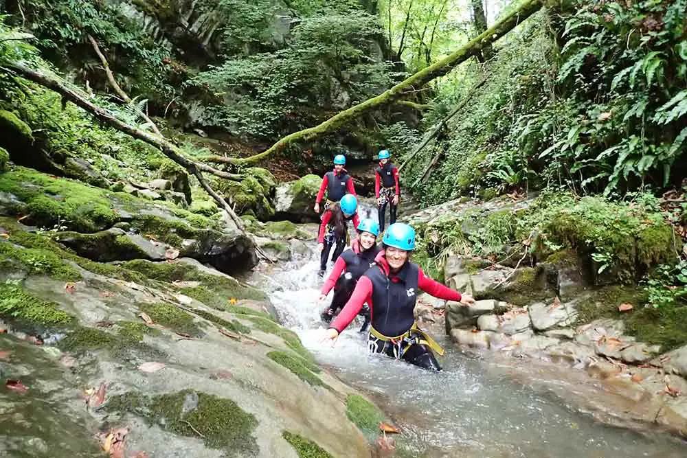 famille dans un torrent à Annecy