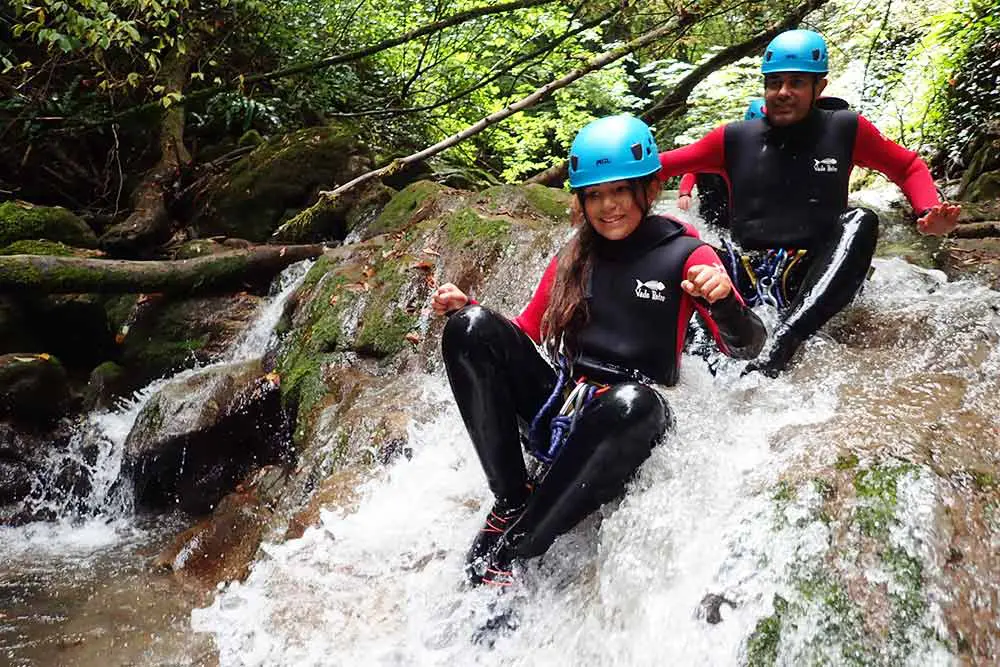 fille qui glisse sur un toboggan en randonnée aquatique