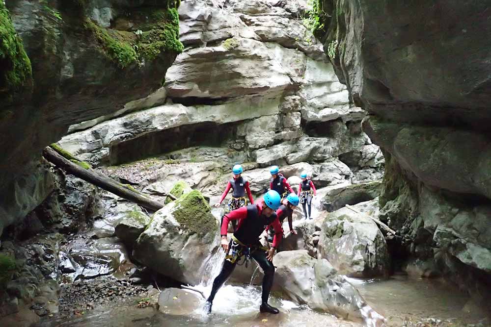 groupe entre des rochers en randonnée aquatique annecy