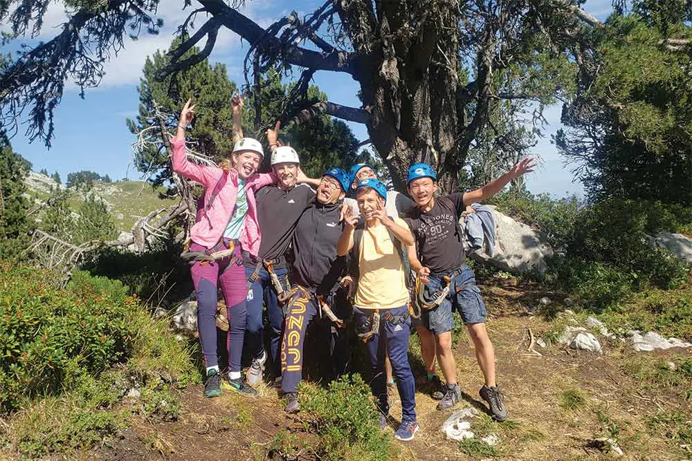 groupe à la via ferrata annecy sous un arbre