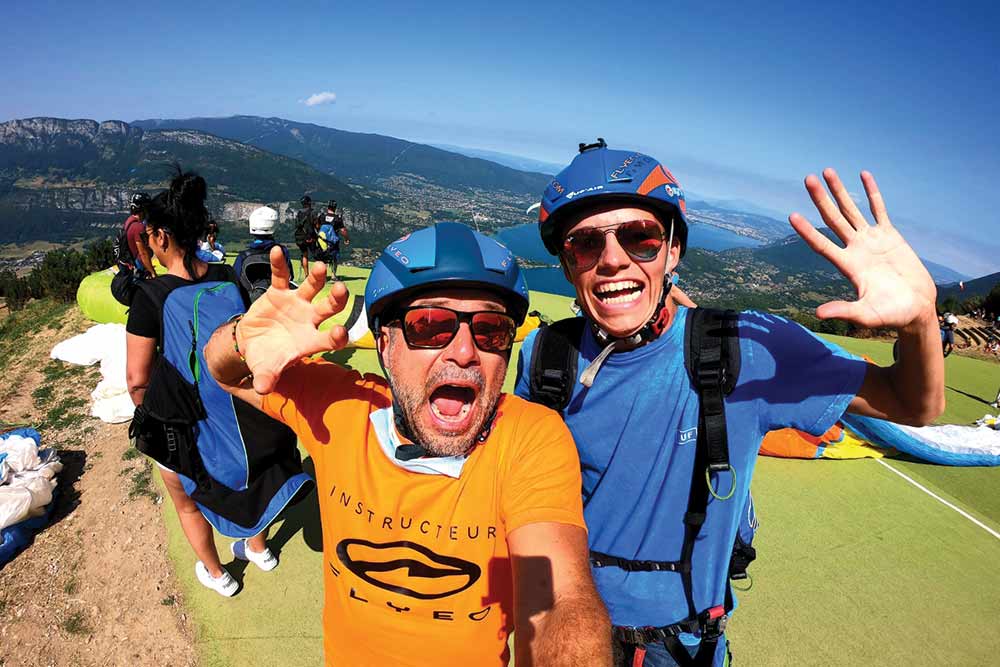 deux hommes vont décoller en parapente pack activité