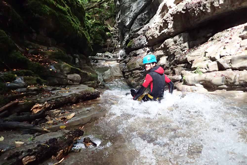 garçon au sommet d'un toboggan à annecy