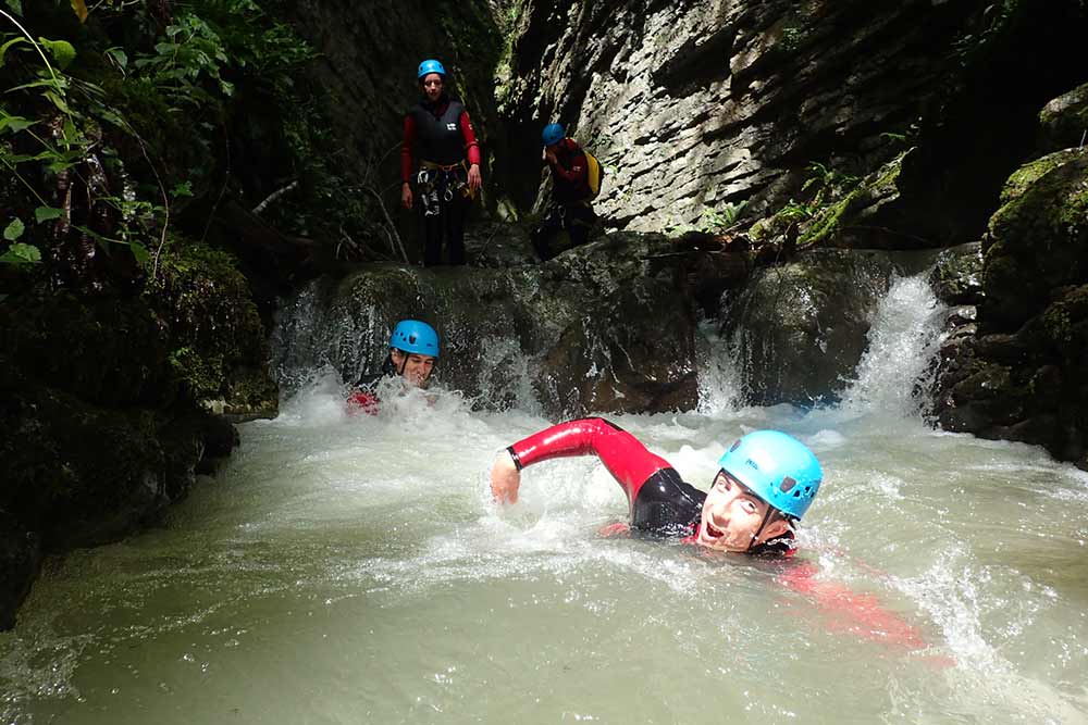 homme qui nage dans le canyon d'Angon