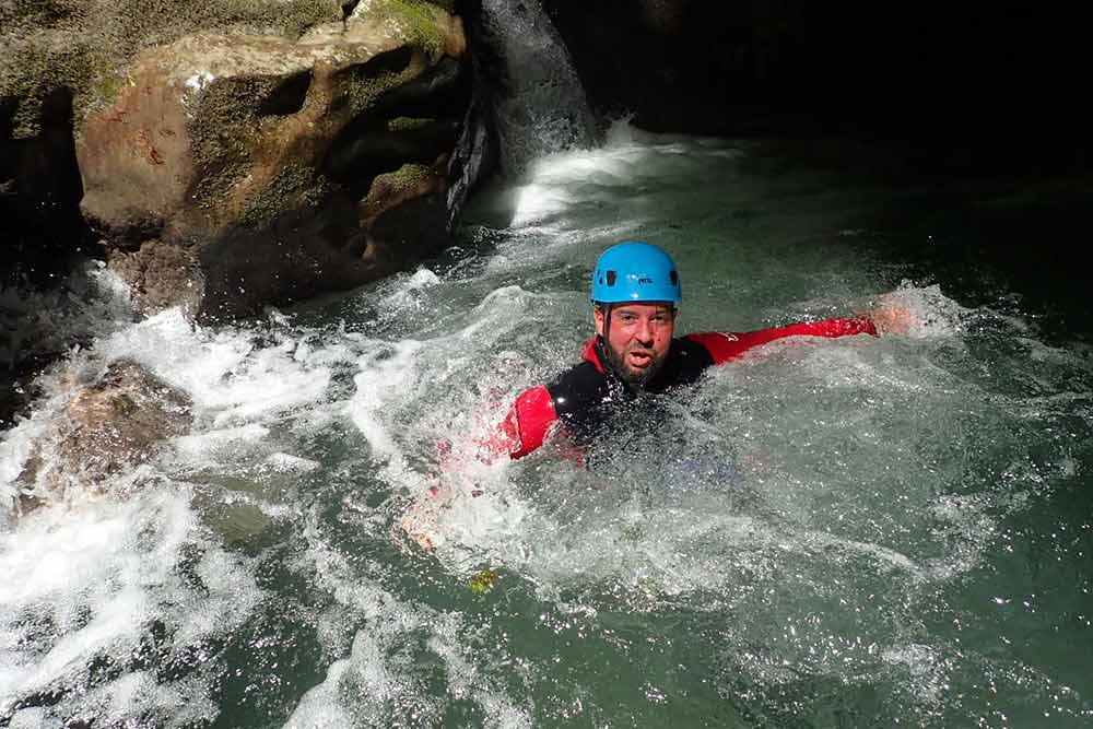 homme qui nage au canyon de Montmin