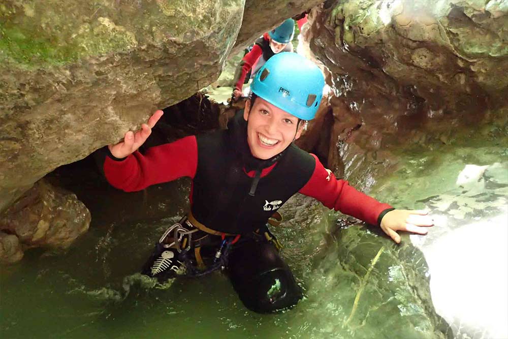 femme dans un canyoning à annecy pack activité