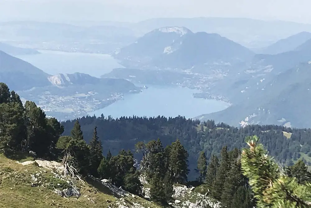 vue du lac d'annecy depuis la via ferrata