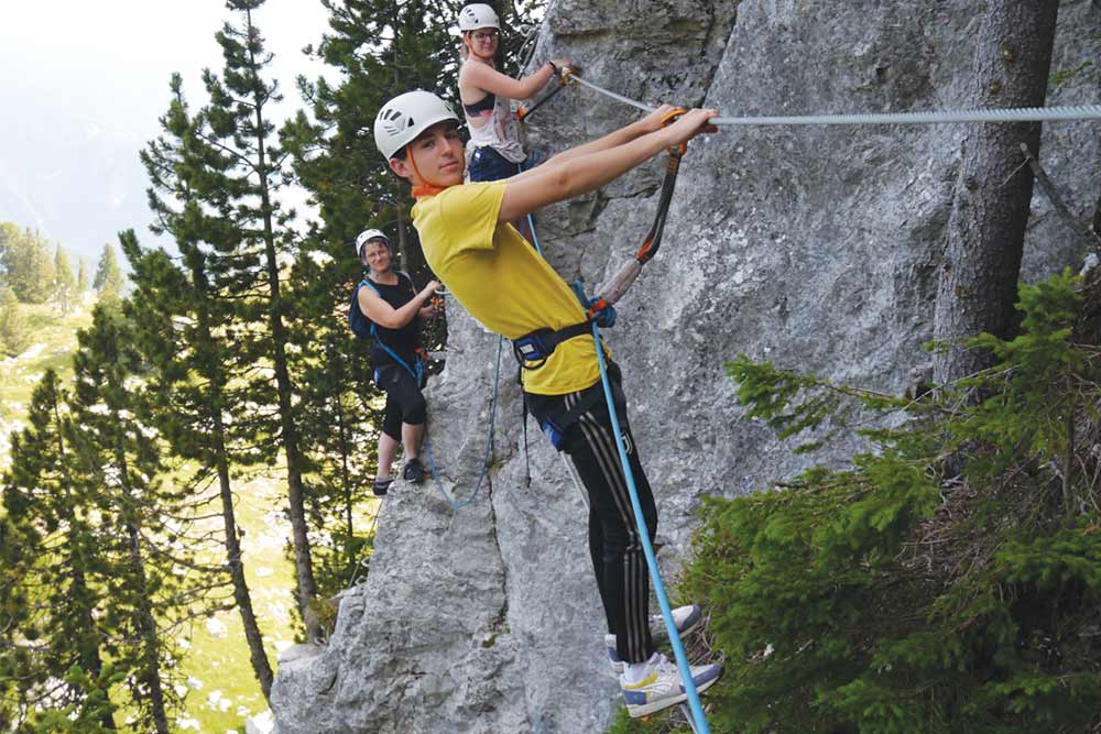 un pont de singe sur la via ferrata d'annecy