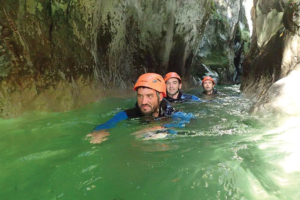 personnes qui nagent au pont du diable