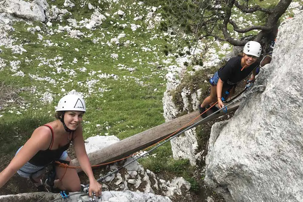 juenes filles qui marche sur une poutre via ferrata la sambuy