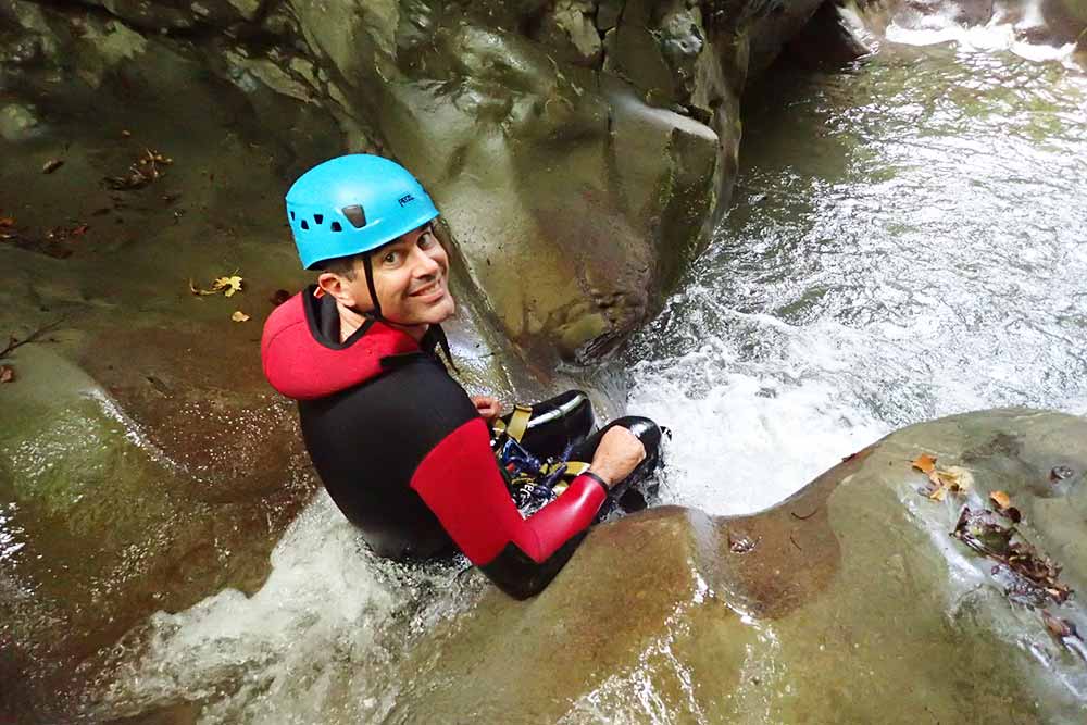 père qui sourit en randonnée aquatique annecy