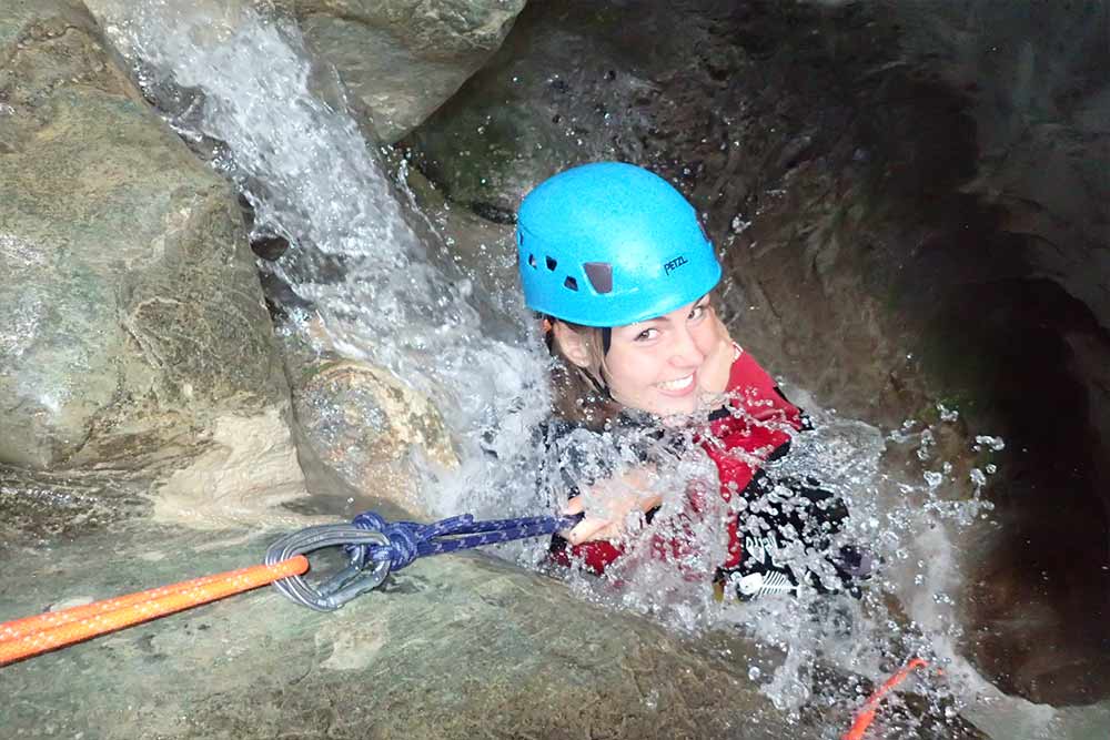 fefemme en canyoning à Annecypack activité