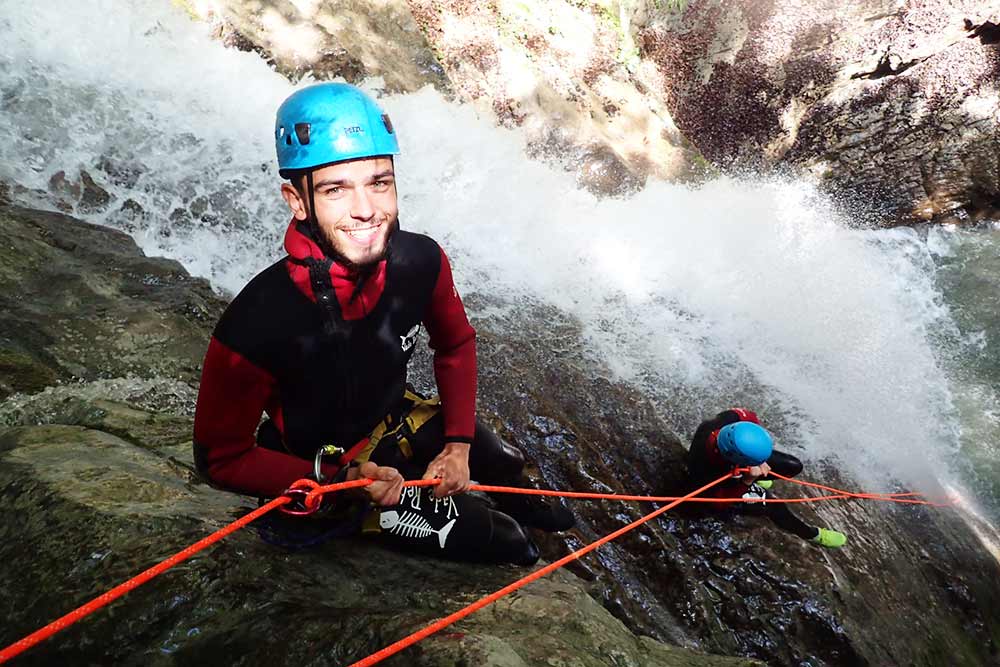 rappel dans cascade arrosée au canyon angon