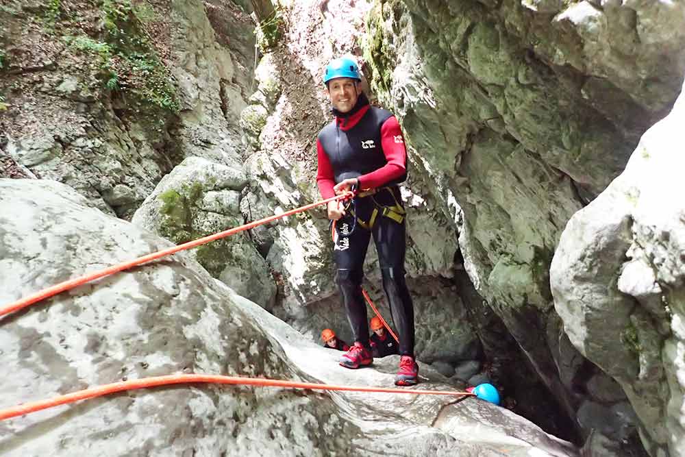 homme qui descend en rappel au canyon de montmin