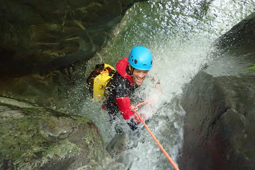 homme dans une cascade au canyon angon