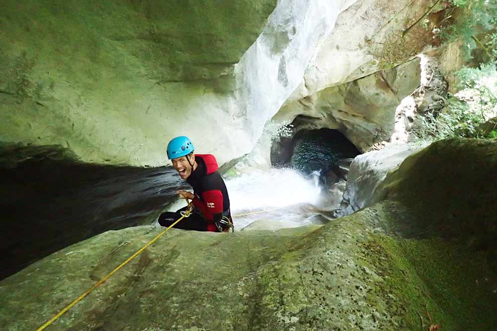 un homme descend la grande cascade au canyon d'angon