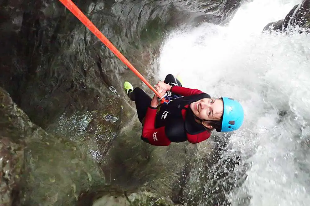 femme dans une cascade au canyon d'angon