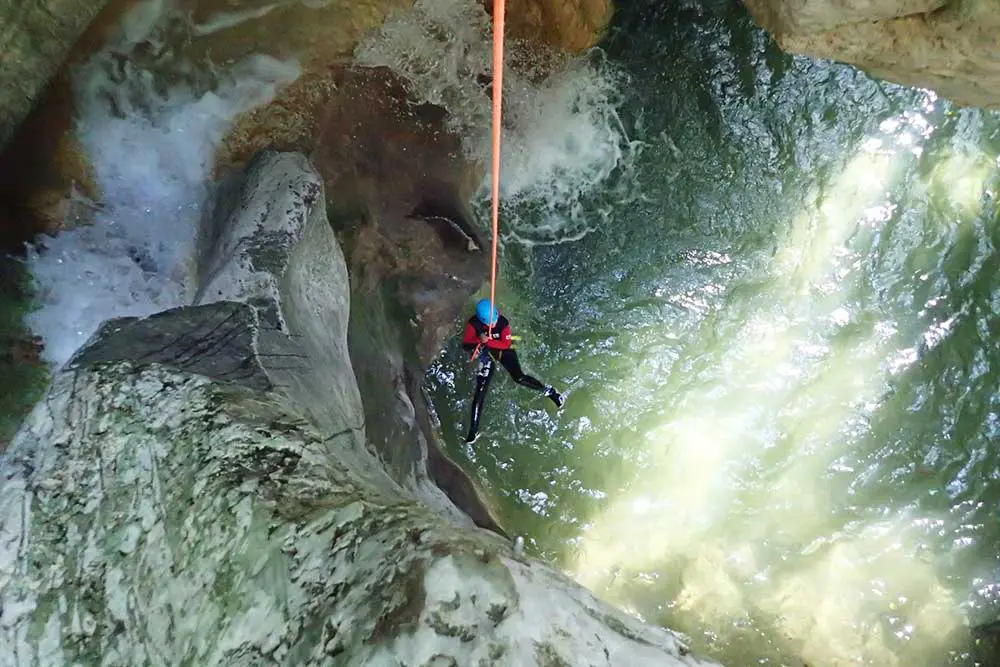 un rappel suspendu au canyon du pont du diable