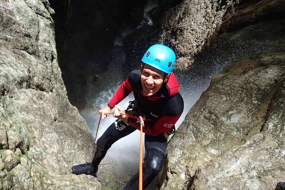 homme en rappel suspendu canyoning annecy pack activité