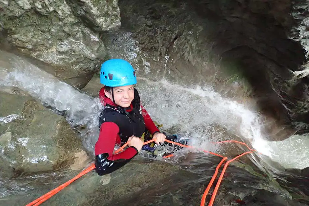 jeune fille en rappel toboggan au canyoning d'angon Annecy